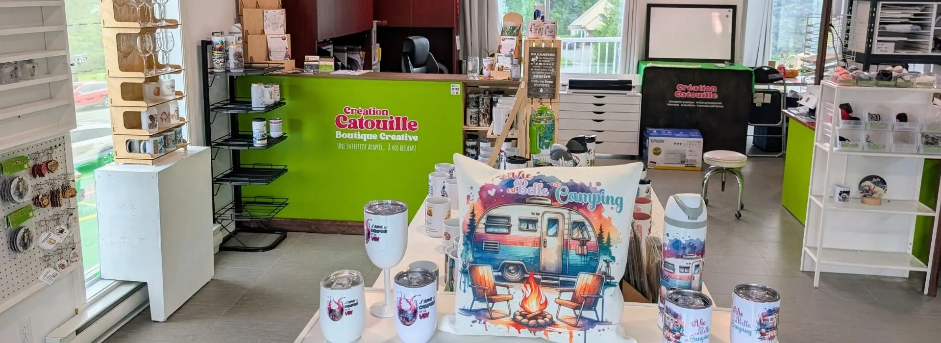 Intérieur de la boutique de Création Catouille, cadeaux personnalisés, infographie, impressions à Sainte-Claire
